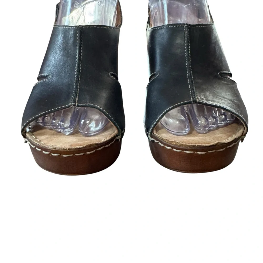 Women’s Spring Step Size 39 (US 8.5) Black Leather Wedges w Hook/Loop closure.